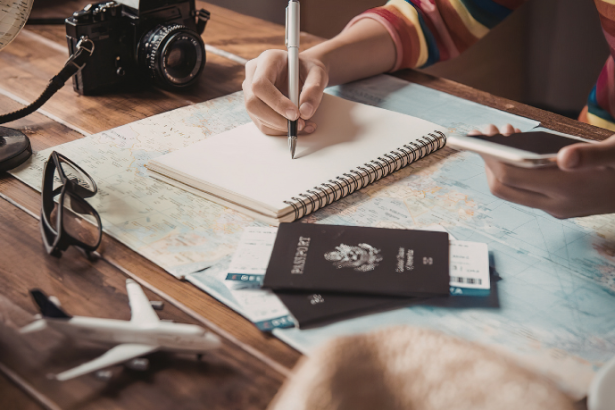 Cada vez mais brasileiros usam inteligência artificial para planejar suas viagens, mostra pesquisa do Google