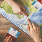 Cada vez mais brasileiros usam inteligência artificial para planejar suas viagens, mostram pesquisas recentes