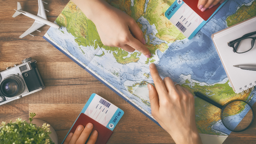 Cada vez mais brasileiros usam inteligência artificial para planejar suas viagens, mostram pesquisas recentes