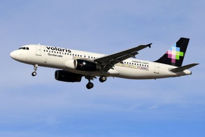 Aeronave da Volaris voando sob céu azul.