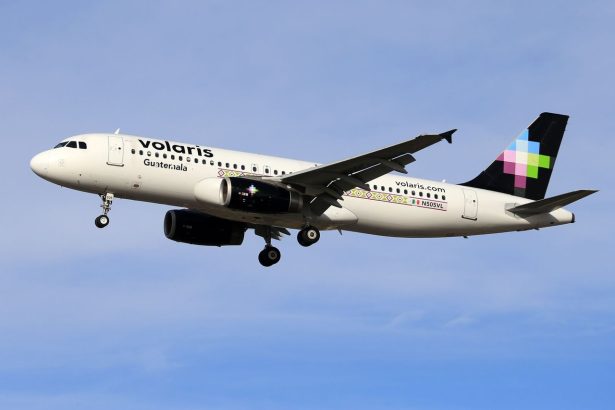 Aeronave da Volaris voando sob céu azul.