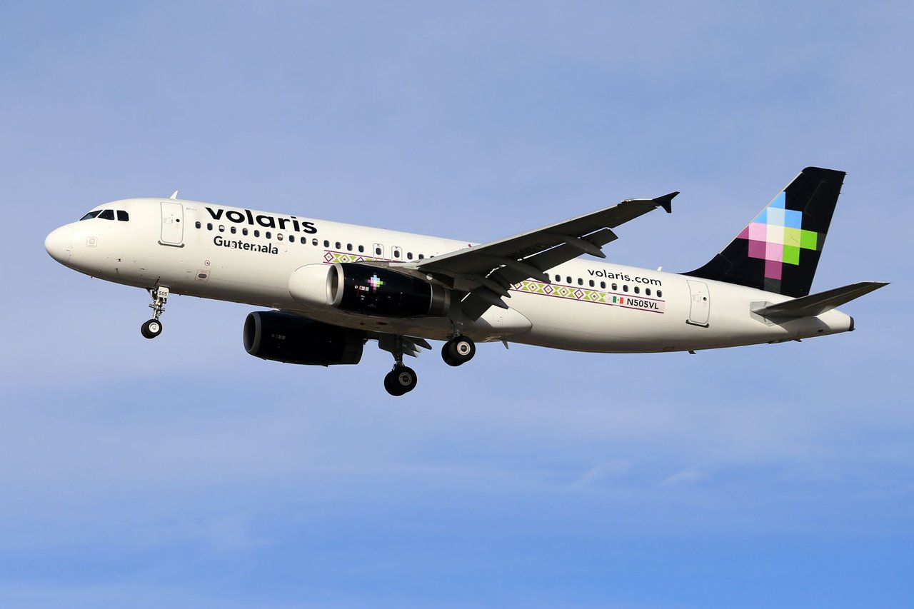 Aeronave da Volaris voando sob céu azul.